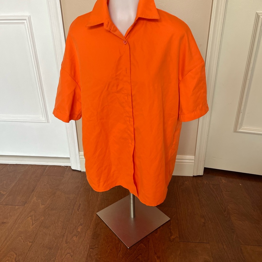 Orange shirt
Size S